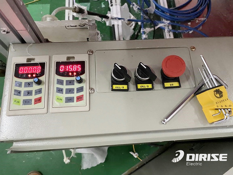 德瑞斯-熔噴布設(shè)備擠出機(jī)變頻器應(yīng)用案例-現(xiàn)場圖片1 德瑞斯-熔噴布設(shè)備擠出機(jī)變頻器應(yīng)用案例-現(xiàn)場圖片1