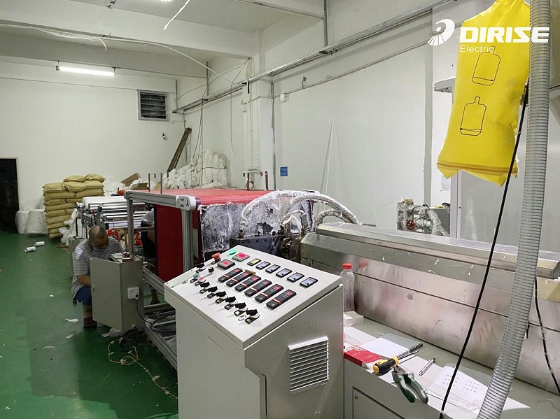 德瑞斯-熔噴布設(shè)備擠出機(jī)變頻器應(yīng)用案例-現(xiàn)場圖片2 德瑞斯-熔噴布設(shè)備擠出機(jī)變頻器應(yīng)用案例-現(xiàn)場圖片2